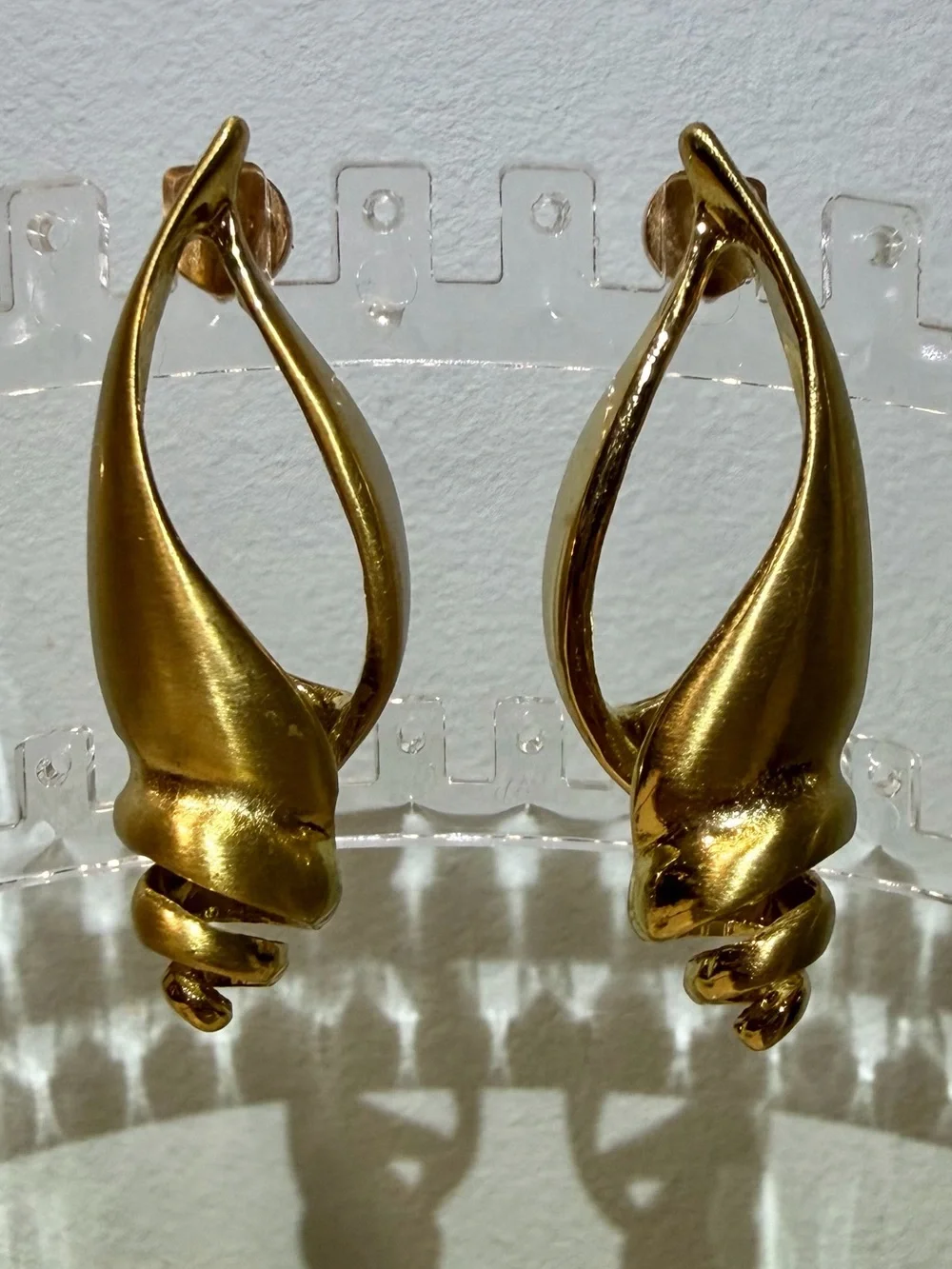 NWOT Gold Tone Sculptural Freeform Seashell Pierced Earrings